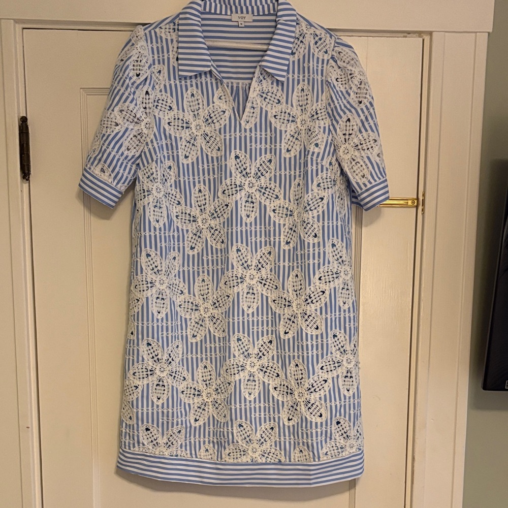 Chic Blue and White Floral Lace Dress